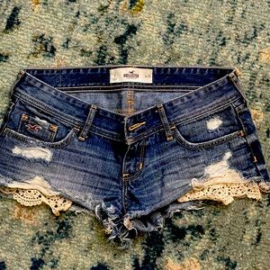 Daisy duke shorties w lace pocket detail